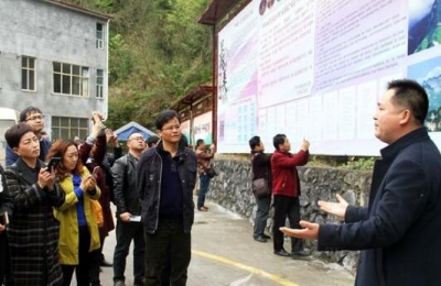 恩施市组织13个文明示范村到鹤峰“取经”