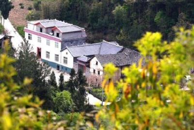 恩施州委宣传部老干党支部走访贫困村