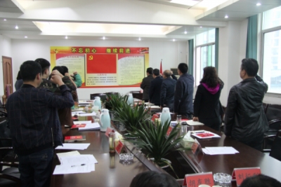 恩施州林业局党组书记邓升志以普通党员身份参加支部主题党日活动并带头上党课