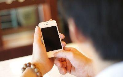 提醒自查！千万别再这么用手机了！