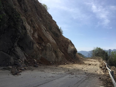 鹤峰 | 南鹤线滑坡路段两个小时放行一次 预计5天后完工