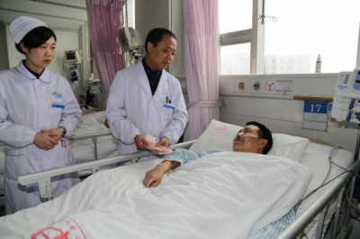 鹤峰一“快递大哥”在州中心医院治疗获慈善救助