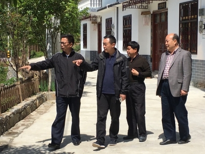 吕金施：发挥旗帜作用，聚力脱贫攻坚 ——吕金施赴建始县店子坪村走访全国人大代表王光国