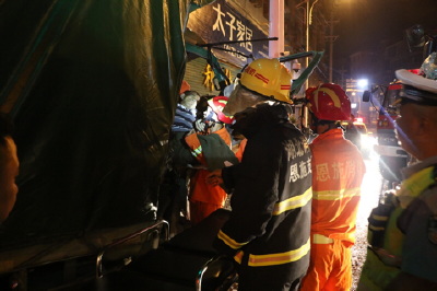  鹤峰 | 水泥罐车与货车相撞1人被困 消防紧急救援