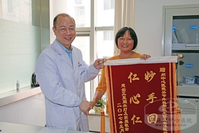 恩施州中心医院让建始一建档贫苦户“挺直了腰杆”