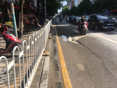 来凤 | 城区主干道出现大坑 过往人车怨声载道