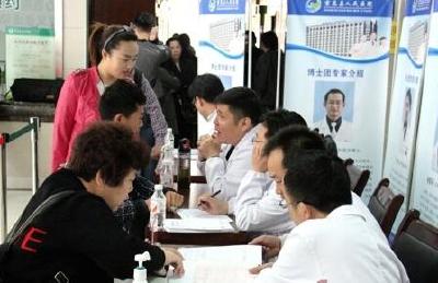 荆州市中心医院“博士团”到宣恩义诊