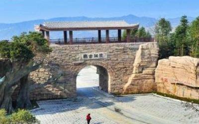 来凤县政府常务会研究杨梅文化旅游节和推行河长制等工作