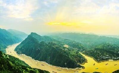 古代巴人发祥于这片秘境 还留下神秘“血手印”和悬棺
