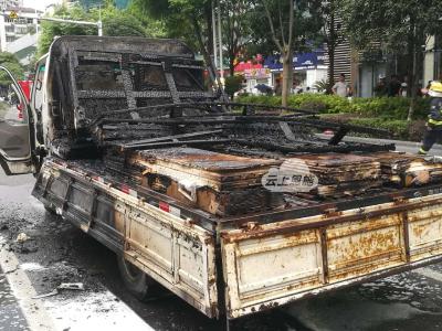州城施州大道一辆货车突然起火 现已扑灭 无人员伤亡