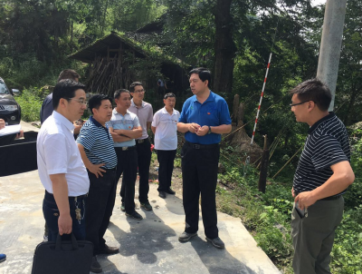 州委常委、副州长唐泓到咸丰开展“七一”慰问活动