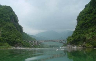 鹤峰县督查矿山水库重点产业基地安全生产工作