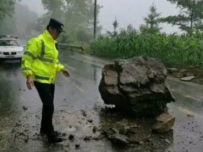 巴东 | 连降大雨引巨石滚落 民警不顾危险冲锋前行