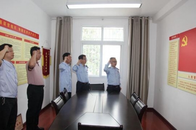 恩施州地税局党组书记、局长陈平深入恩施市龙凤坝镇调研 