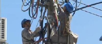 电力工人：高温下的坚守