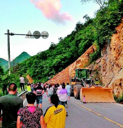 神农架景区山体滑坡 数百游客滞留4个多小时安全疏散