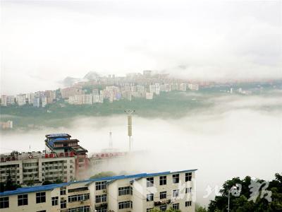 航拍雨后犹如仙境的巴东县城
