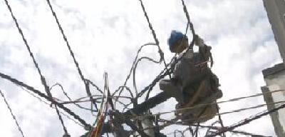 电力工人：高温下的坚守 