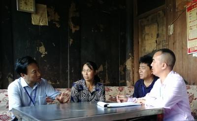 谭徽在到利川参加代表小组活动
