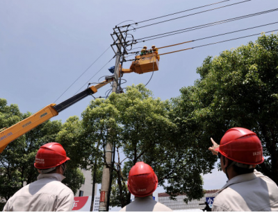 巴东 | 电力工人高温坚守 城区线路整改已完成70%