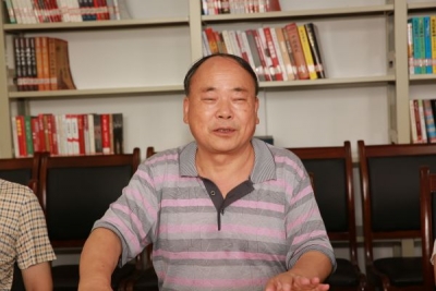 田发刚向州图书馆赠书：彰显文化情怀 充实地方文献