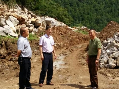 州中心党组书记、主任陈怀玉同志一行到巴东县大支坪镇柏杨坪村调研精准扶贫工作