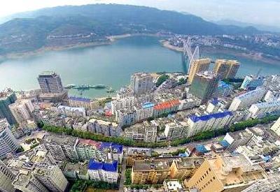 刘芳震到巴东咸丰调研时要求 从严从实保安全 精准施策拔穷根