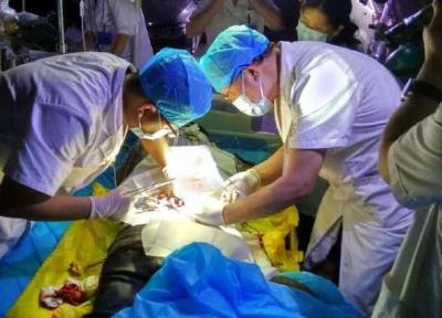 九寨沟7.0级地震救援:室外搭起手术台
