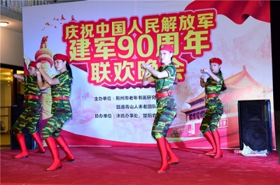 沐抚：农家乐搭台游客唱戏 欢欢喜喜庆“八一”