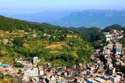 恩施州市驻村工作队“同频共振”助力红土乡精准扶贫