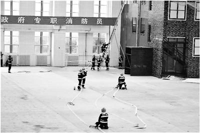 首批政府专职消防员入列 实行聘用制年薪10万