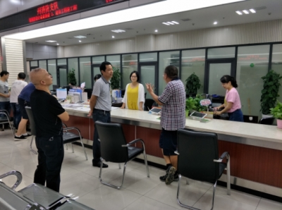 恩施州规划局局长雷纯忠对窗口政务服务工作进行调研