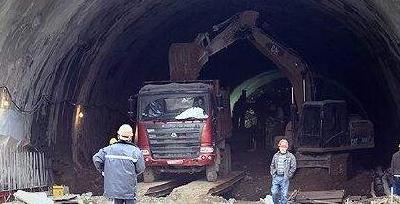 恩施州城五峰山隧道右洞顺利贯通