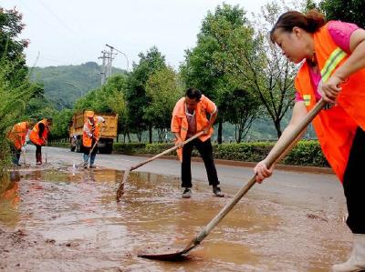 山洪袭击街道淤积 宣恩县组织150余名市政工人清淤12吨