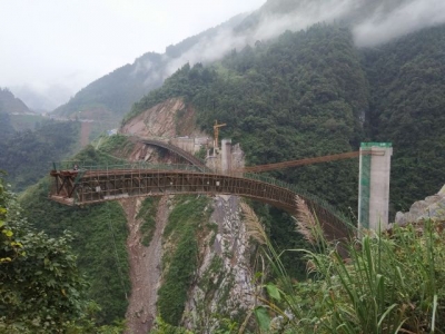 我国跨度最大的上承式钢筋混凝土等截面箱型拱桥今天在鹤峰正式转体