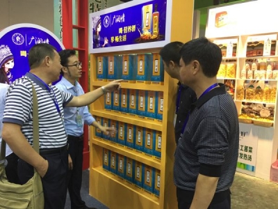 恩施州交通运输局干部到硒博会支持帮扶企业开展营销