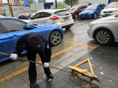 恩施 | 商家私设车锁霸占公用车位 城管接投诉强制拆除