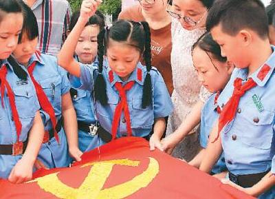 人民日报海外版:西方迷茫 中国八个