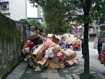 废品长期占到激起民愤 城管责令限期整改