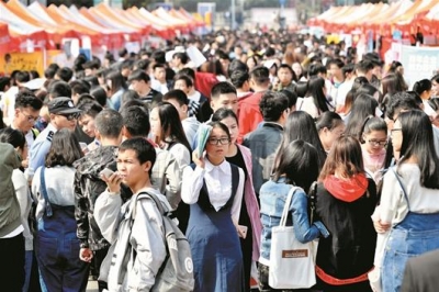 212家企业8000余岗位在汉招高职人才 大专生“俏销”薪酬看齐本科生