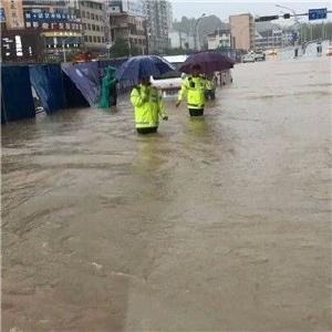 秋天还有这么猛的雨？出行请注意安全，也请记住雨中这些身影…