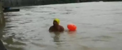 风雨无阻 坚持横渡酉水河的老人