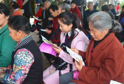 恩施市人民检察院：茶园秋冬季管理助力精准扶贫