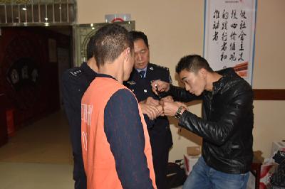 利川市检察院全程监督州内首批社区服刑人员佩戴电子手环