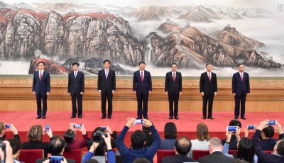 人民日报评新一届常委亮相:引领新时代的