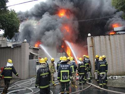 上海闵行一老式别墅发生火灾 致4人死亡