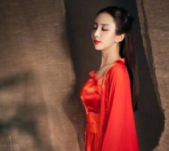 巴东 | 群山环绕间这些“红衣少女”为何争相献媚？