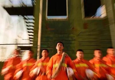 今天，向逆火而行的他们致敬！