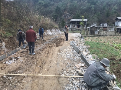 扶贫修路解民忧  打通最后一公里