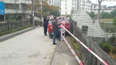 桥梁受损存隐患 城管部门紧急处理